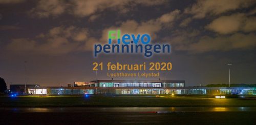 Mark Rutte reikt Flevopenning uit op Lelystad Airport